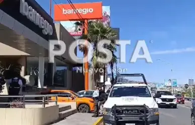Asaltan a mujer frente a un banco en Monterrey
