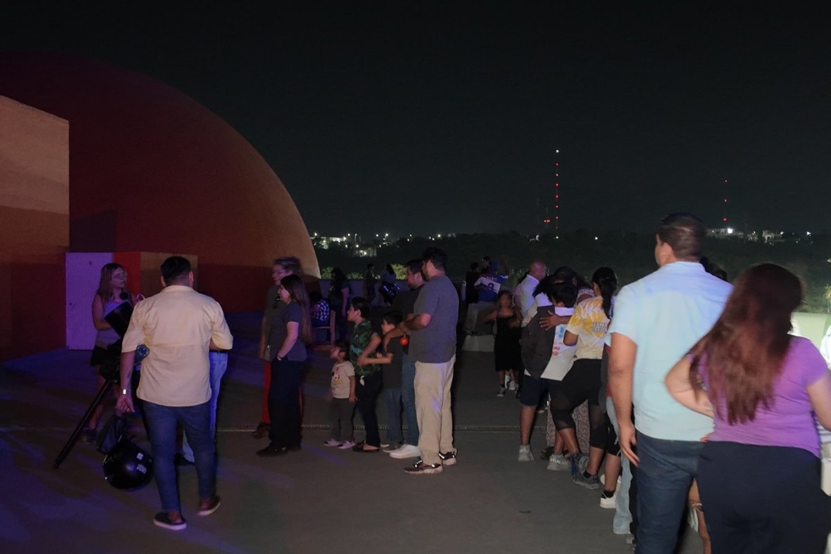 Niños, jóvenes y adultos disfrutaron el eclipse lunar en el campamento del Planetario | Foto: Planetario