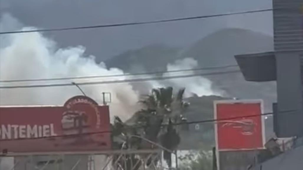 Protección Civil Nuevo León combate incendio en lote baldío del Cerro de la Campana al sur de Monterrey