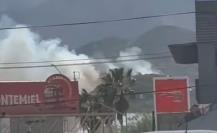 Protección Civil Nuevo León combate incendio en lote baldío del Cerro de la Campana al sur de Monterrey