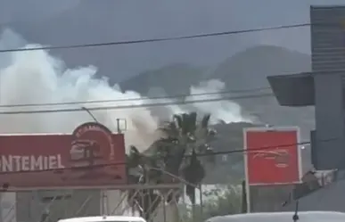 Protección Civil Nuevo León combate incendio en lote baldío del Cerro de la Campana al sur de Monterrey