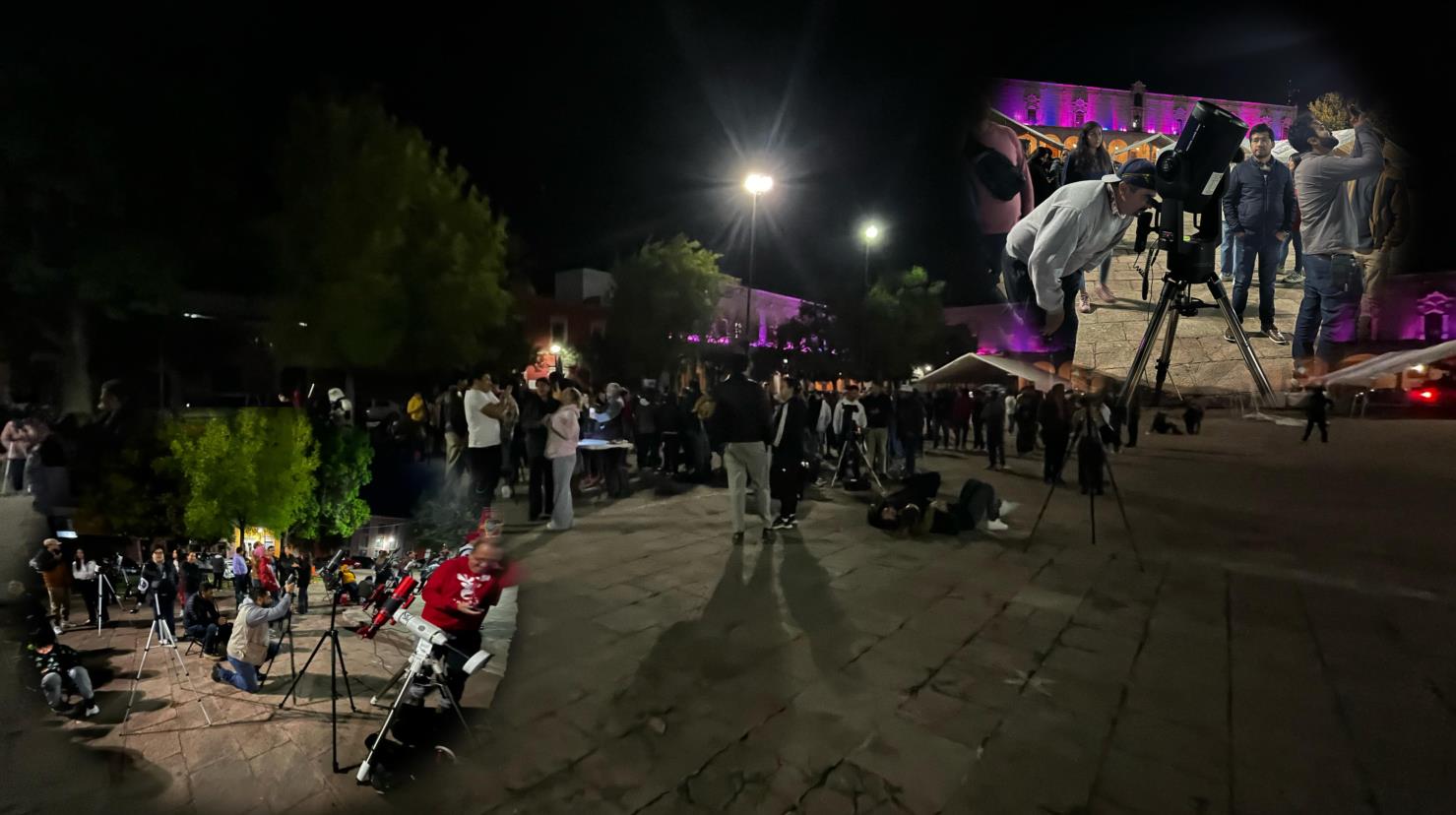 Foto: Alejandro Ávila |Decenas de duranguenses acudieron a la Plaza IV Centenario para apreciar el eclipse lunar total del 13 y 14 de marzo. 