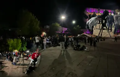Duranguenses disfrutan del eclipse lunar desde la Plaza IV Centenario