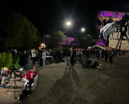 Duranguenses disfrutan del eclipse lunar desde la Plaza IV Centenario