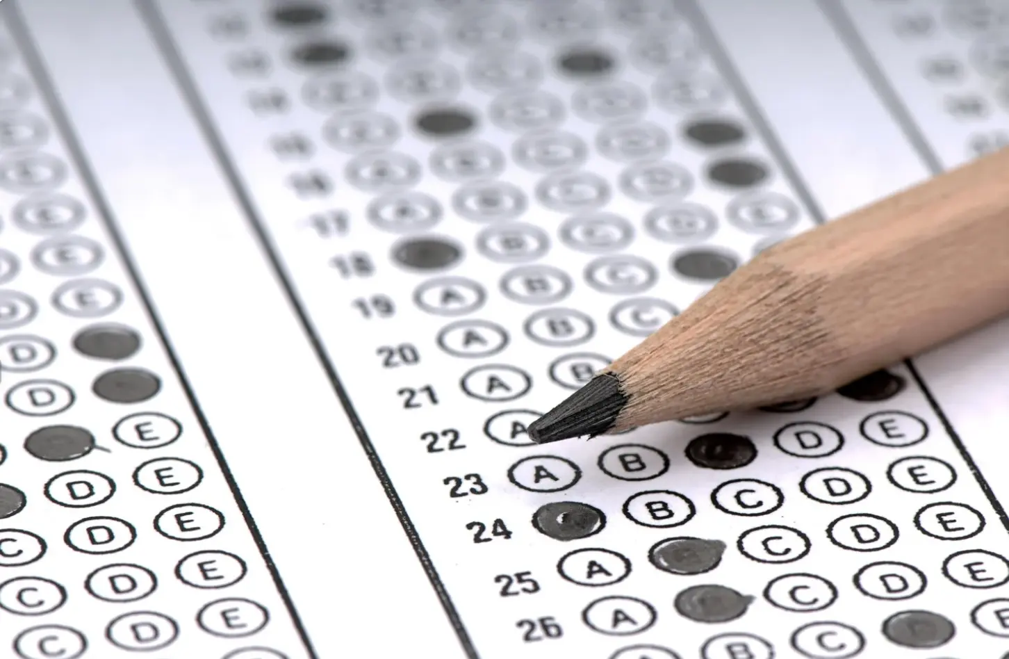 Examen de opción múltiple y lápiz Foto: Canva