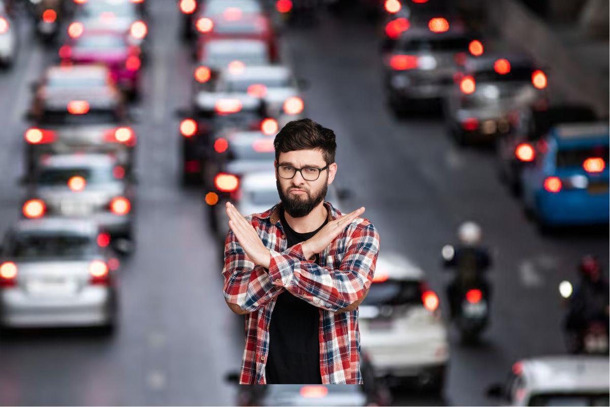 De fondo autos circulando por calles de CDMX   Foto: Freepik I Canva