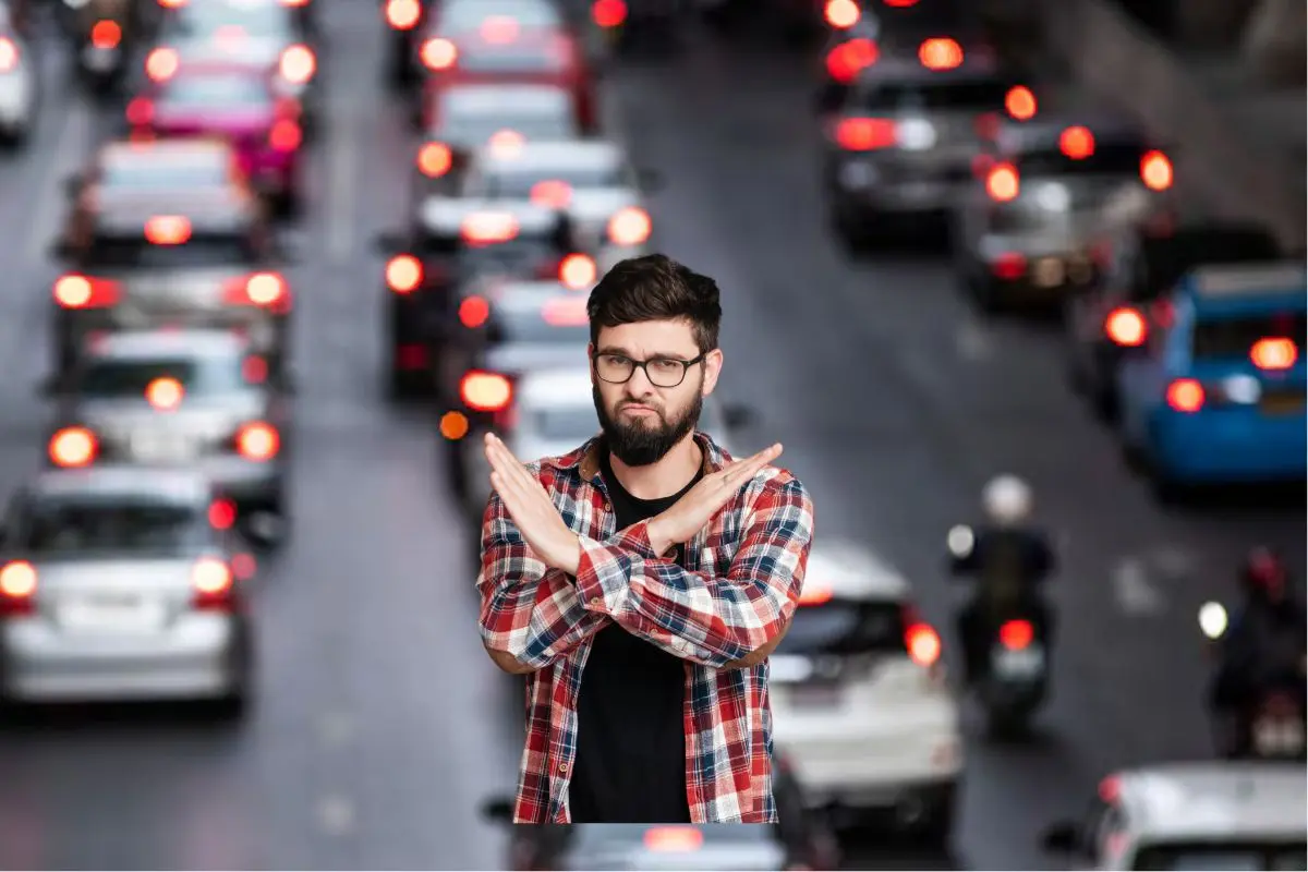 De fondo autos circulando por calles de CDMX Foto: Freepik I Canva