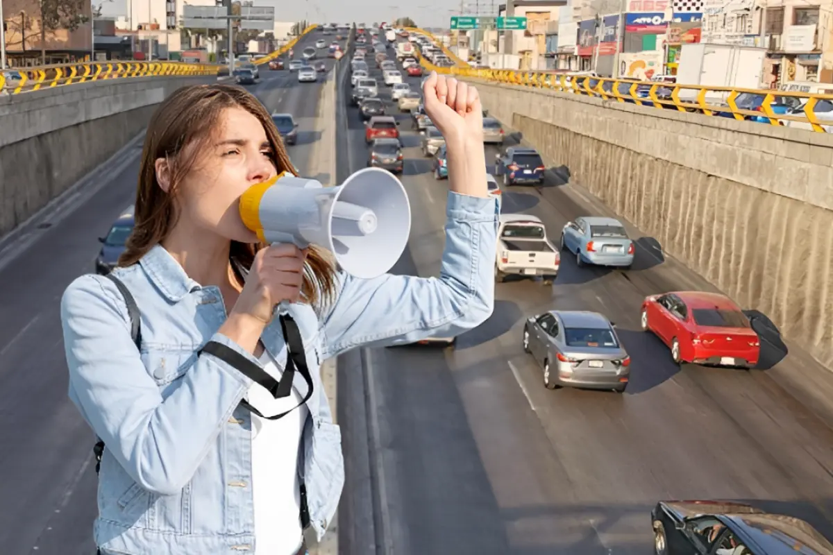 Mujer manifestándose con un megáfono frente a la circulación de autos en Circuito Interior de Eje 3 Sur en CDMX. Foto: X (@OVIALCDMX) | Freepik | Canva