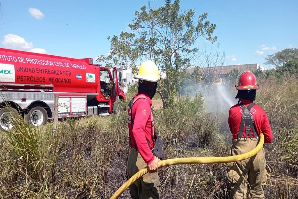 Bomberos atienden incendios de pastizales en Tabasco. Créditos: POSTA México/Armando de la Rosa. 