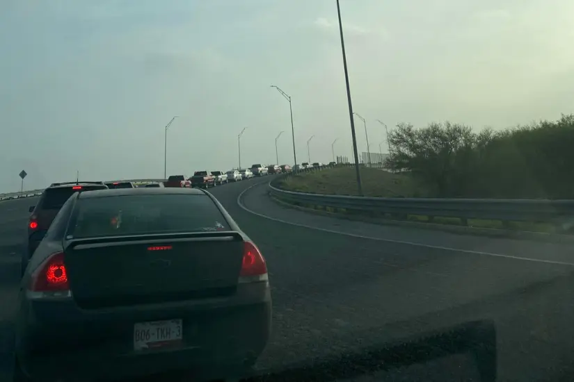A continuación, te mostramos el estado actual de los principales puentes internacionales hacia Laredo, McAllen y Brownsville, con horarios, número de casetas en operación y tiempo estimado de cruce. Foto: Redes sociales