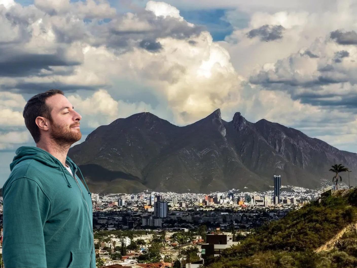 Persona respirando en el área metropolitana de Monterrey por la buena y aceptable calidad del aire. Foto: POSTA MX/Canva.