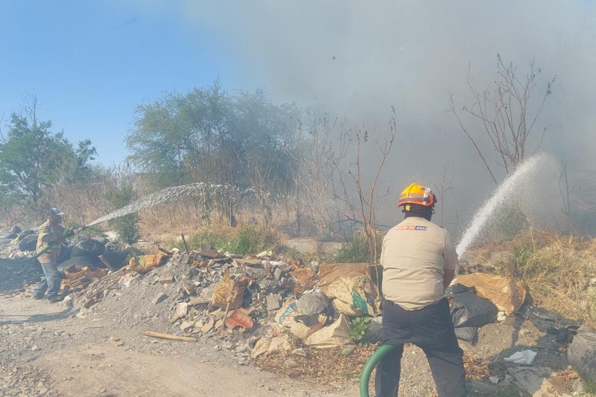 Las autoridades de Protección Civil de Nuevo León y de Apodaca trabajan en la sofocación de un incendio/Foto: Rosy Sandoval