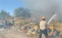 Se registra incendio en lote baldío de Apodaca