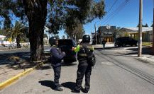 Policía Vial limpia carril de bulevar que se usa como estacionamiento público en Durango