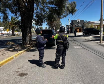 Policía Vial limpia carril de bulevar que se usa como estacionamiento público en Durango