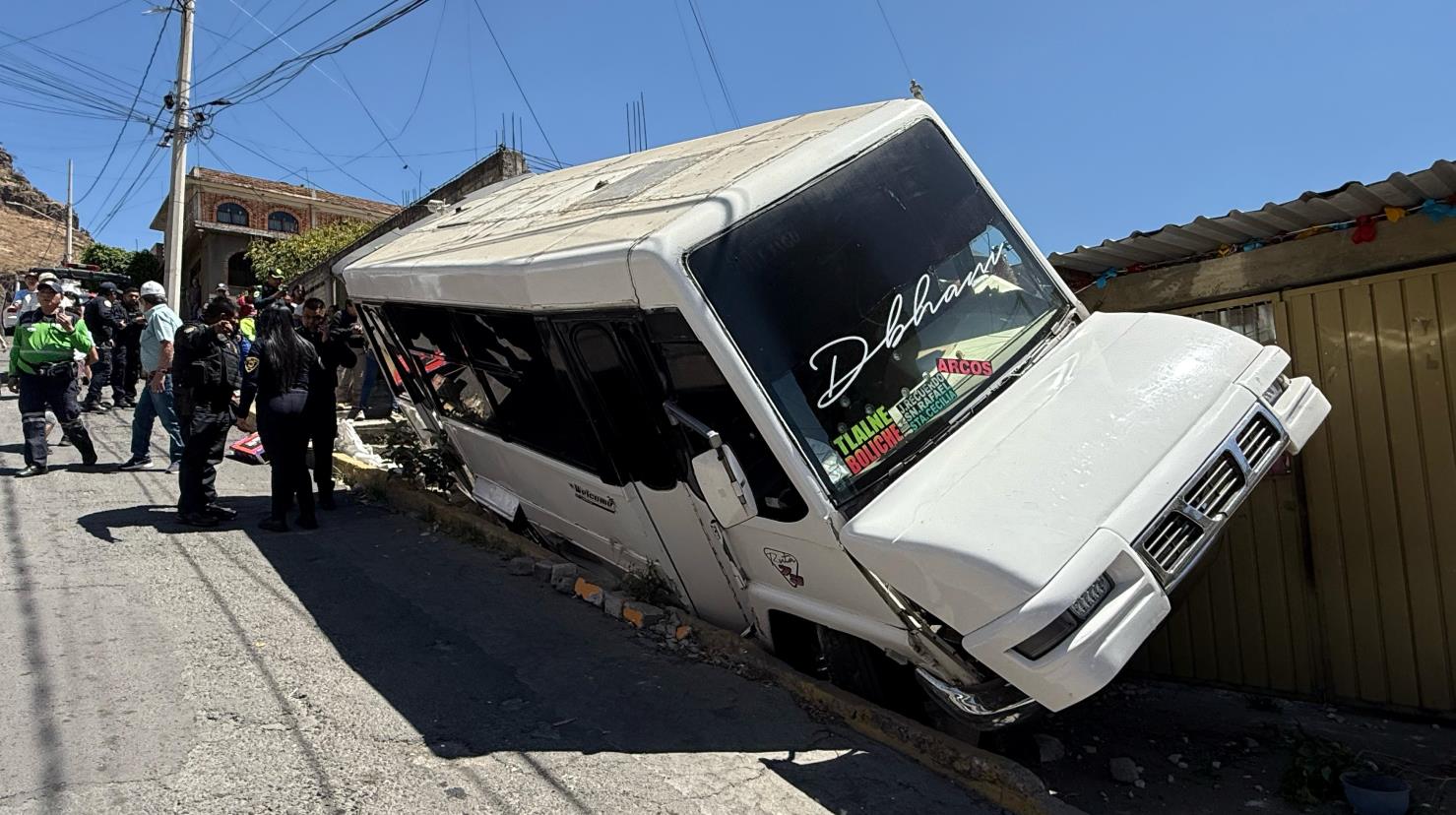 Así quedó microbús tras accidente en Cuautepec. Foto: Ramón Ramírez