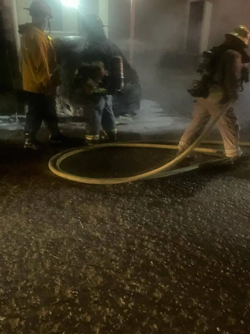 Elementos de bomberos realizando labores de mitigación. Foto: Noticias La Paz / Facebook.
