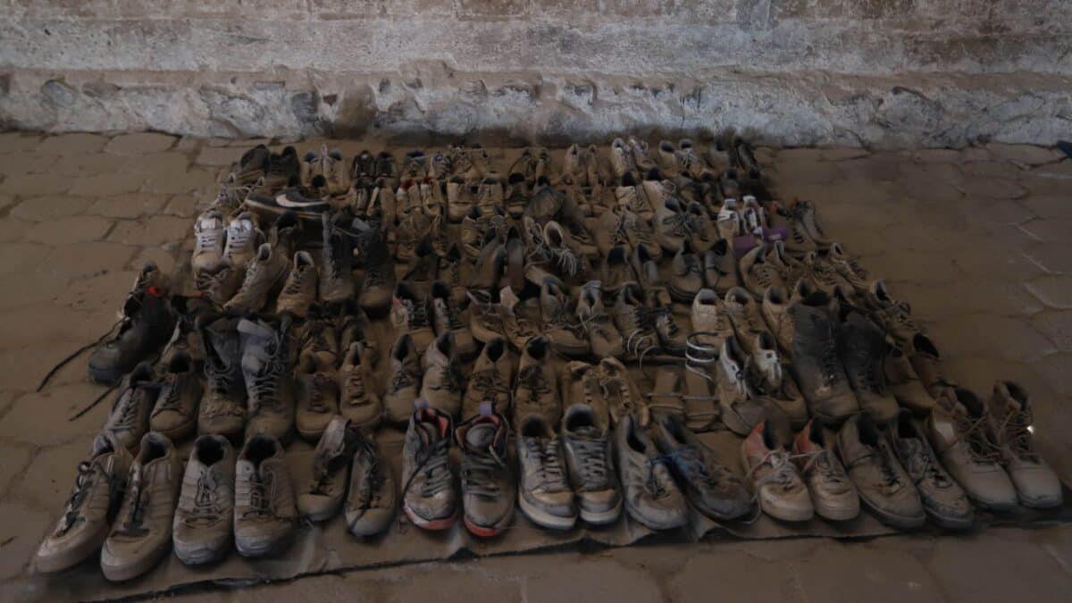 Zapatos encontrados en Rancho Izaguirre, una fosa clandestina en Jalisco. Foto de Zabik Cabral.