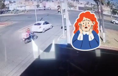VIDEO │ Taxista derriba a motociclista en transitado bulevar de Durango