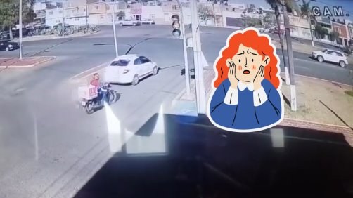 VIDEO │ Taxista derriba a motociclista en transitado bulevar de Durango