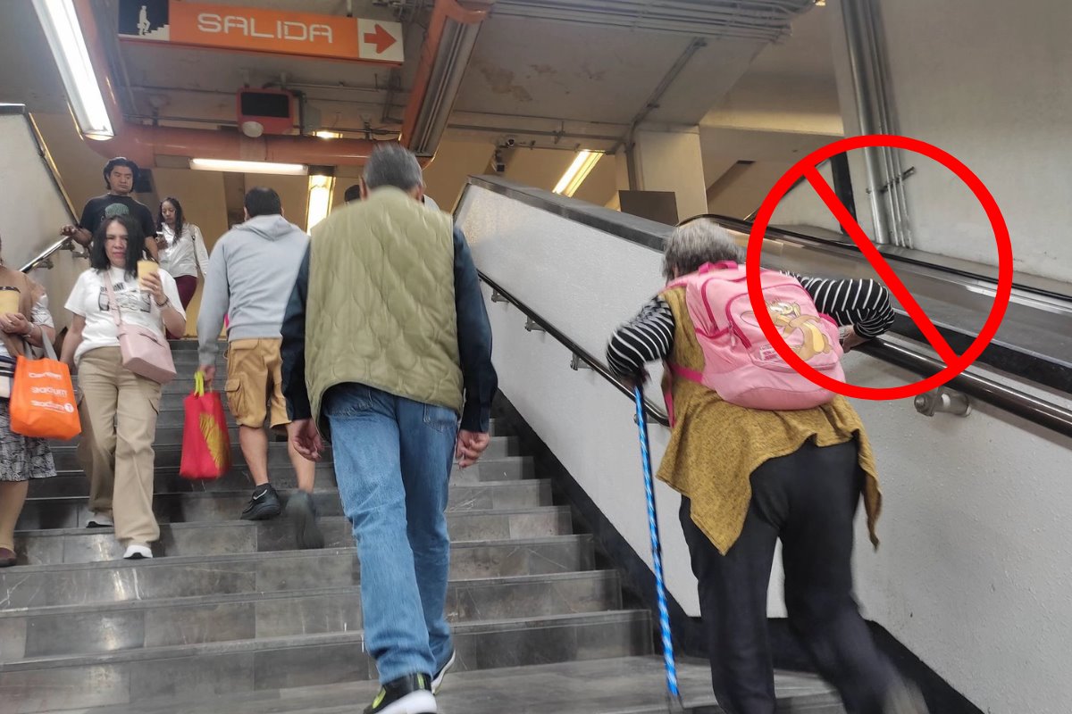 Señora en bastón tratando de subir escaleras del metro CDMX. Foto: @Viral_Metro2 | Canva