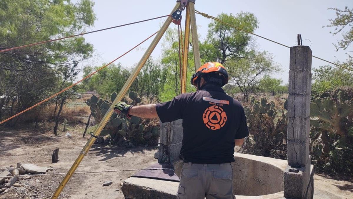 Los elementos de Protección Civil de Nuevo León realizaron el rescate del cuerpo de un hombre. Foto: Protección Civil de Nuevo León