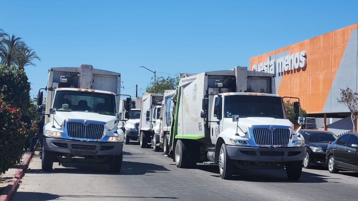 Plantón de trabajadores de Servicios Públicos en explanada de Palacio de Gobierno. Foto: Más Noticias BCS / Facebook.