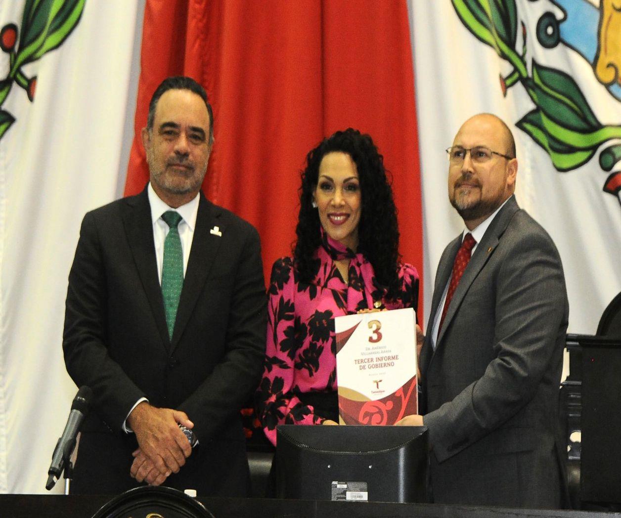 Secretario general de Gobierno, Héctor Joel Villegas González, encargado de entregar el documento al Poder Legislativo. Foto: Redes Sociales