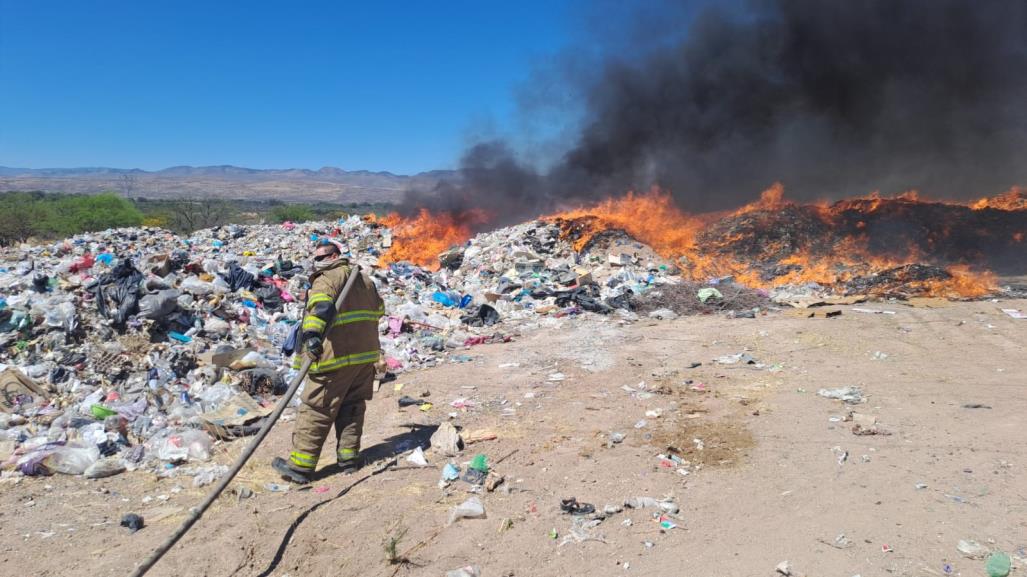 Enfrentan Bomberos de Durango fuerte incendio en basurero del Pueblo Mágico de Nombre de Dios