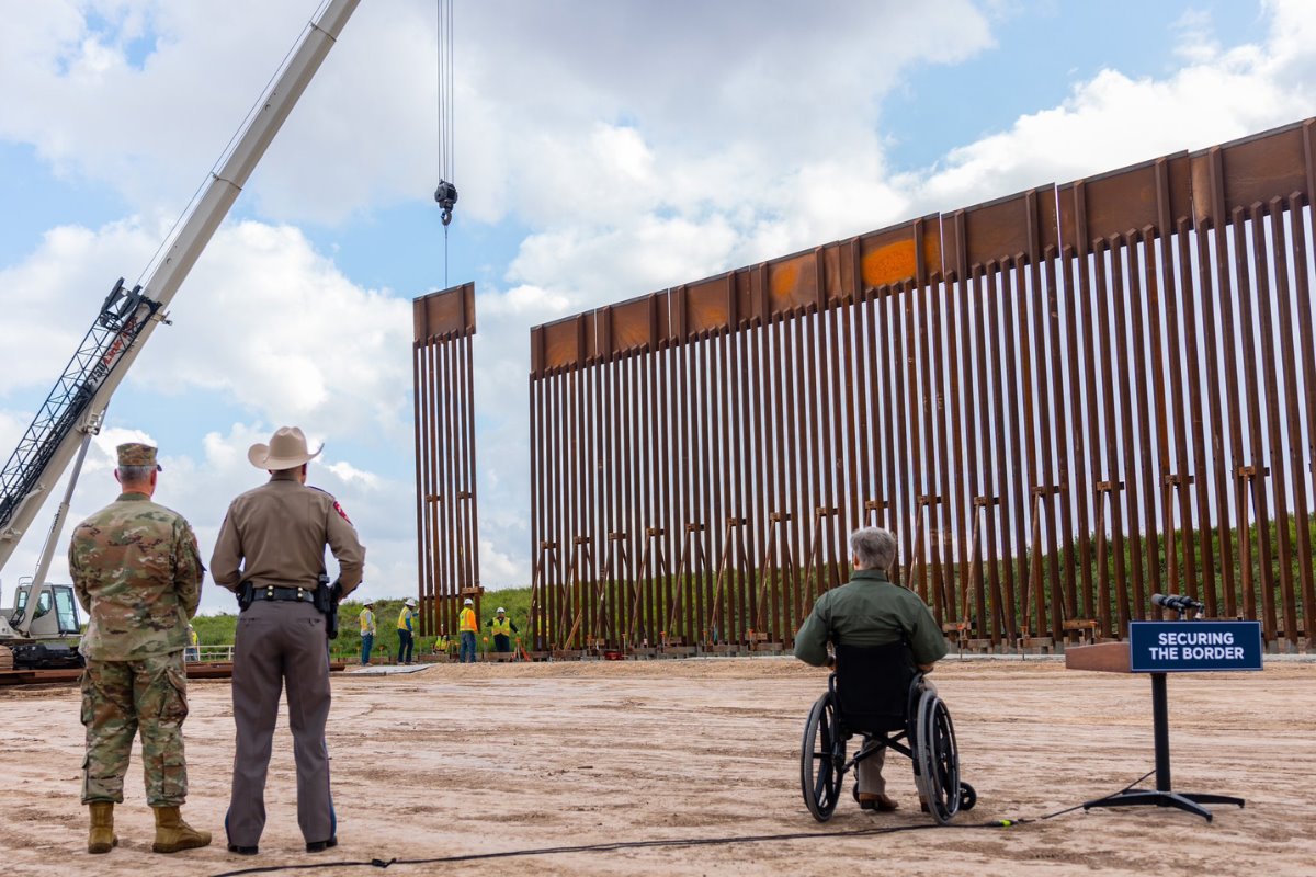 Construcción del muro fronterizo en Texas. Créditos: X (@GregAbbott_TX).