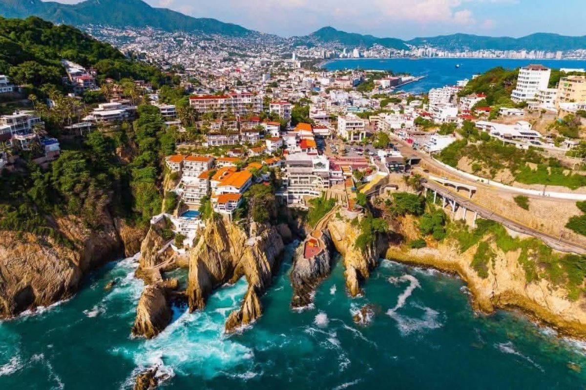 La edición global de la revista “Time Out”, reconoce al puerto de Acapulco, como un lugar recomendado para visitar en 2025. Créditos: SECTUR.