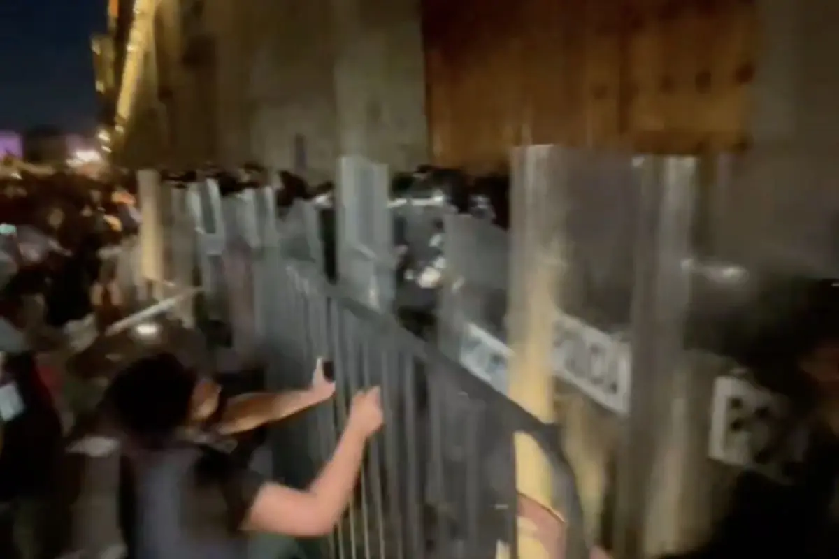 Encapuchados retiran vallas metálicas de Palacio Nacional durante vigilia por Teuchitlán Foto: Captura de pantalla X(@mal_mala33)
