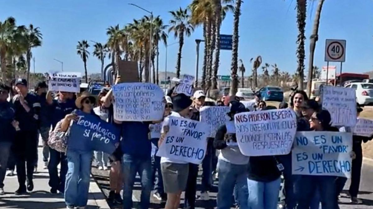 Los estudiantes de Los Cabos marcharon el 13 de marzo para exigir que se resuelva su situación y que mejoren las condiciones dentro de su escuela. Foto: Las Noticias desde Los Cabos