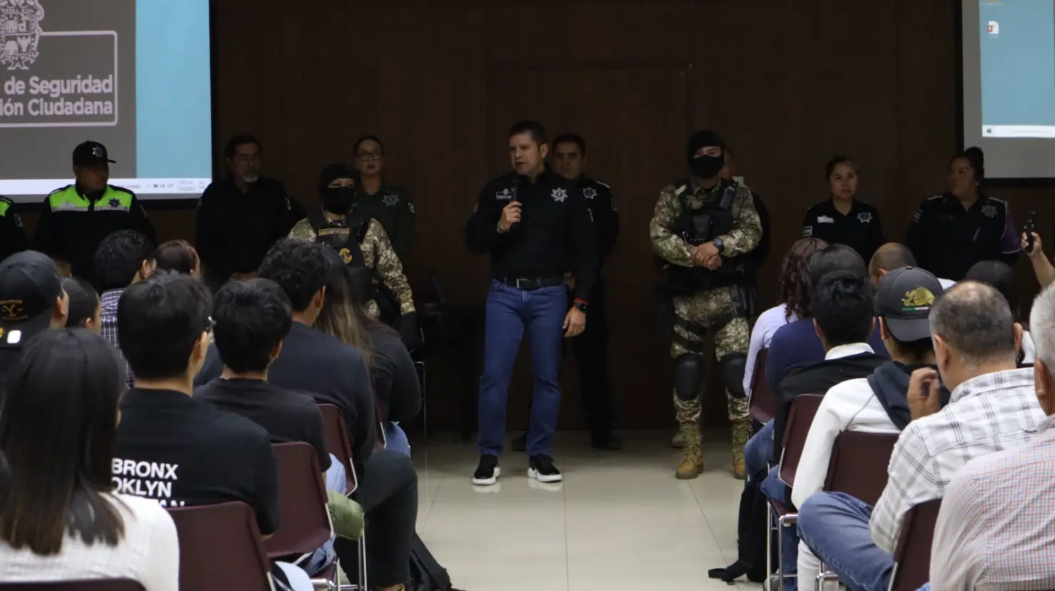 La Policía Cibernética brindó a los estudiantes recomendaciones para prevenir estafas en redes sociales y proteger sus cuentas de posibles hackeos. /Foto: Cortesía