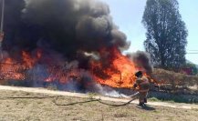 Bomberos de Ecatepec, sofocan incendio, en un almacén de residuos flamantes