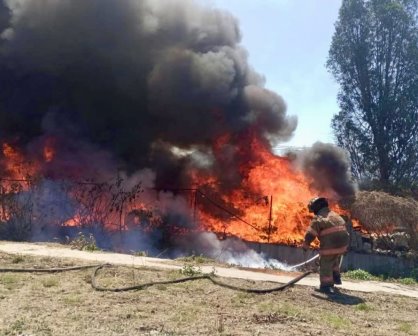 Bomberos de Ecatepec, sofocan incendio, en un almacén de residuos flamantes