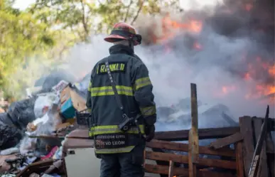 Incendio en carpintería de Santa Catarina moviliza a cuerpos de emergencia