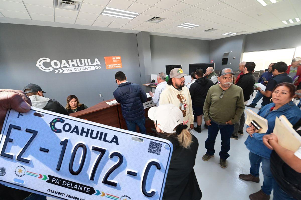 Atención en trámite de placas vehiculares en Coahuila / Foto: Gobierno de Arteaga | Gobierno de Coahuila | Canva