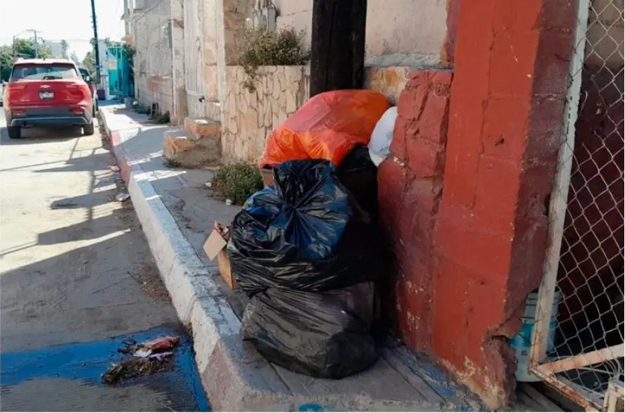 La basura sigue sin recolectarse, pero hay la esperanza que termine muy pronto este problema. Foto: Irving Thomas.