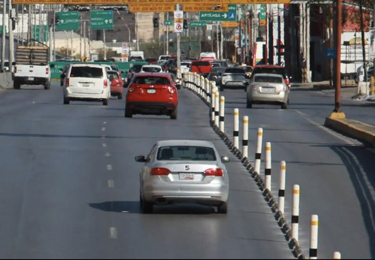 Postes para delimitar carriles en Periférico LEA Saltillo / Foto: Pablo Garduño