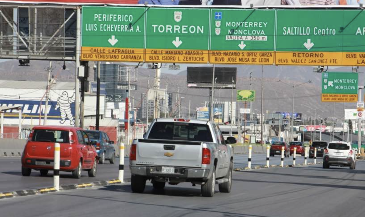 Delimitaciones con mini postes en Luis Echeverría Álvarez en Saltillo / Foto: Pablo Garduño