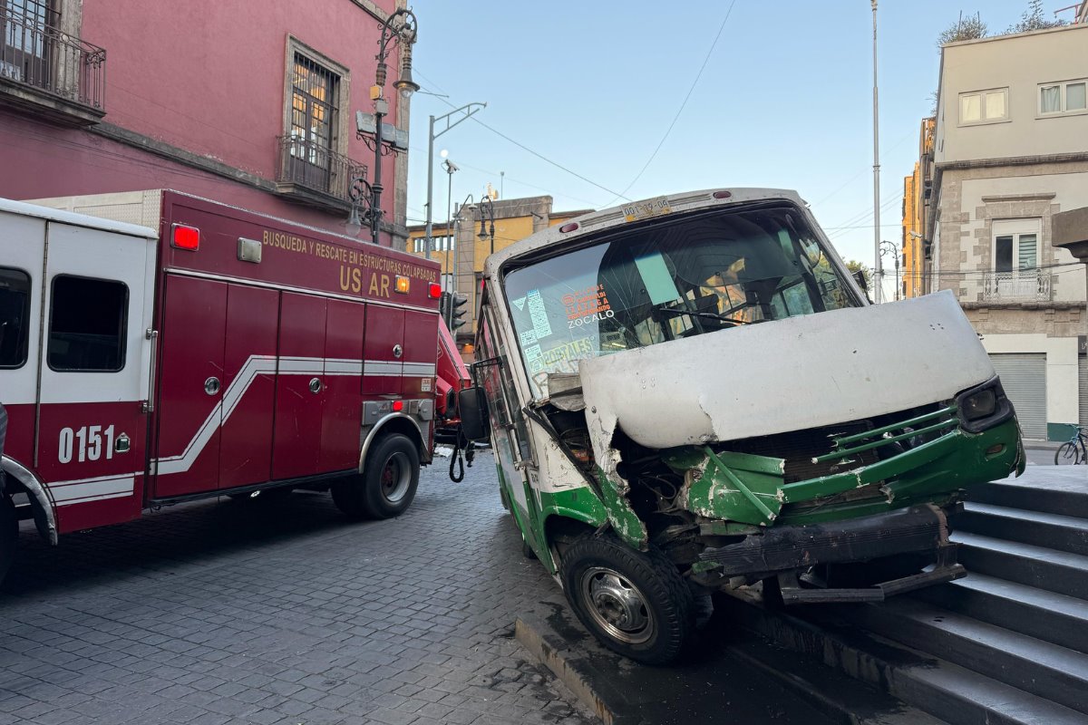 Microbús impactado con las escaleras del Congreso de CDMX.     Foto: Ramón Ramírez