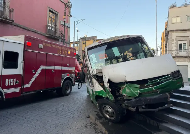 Microbús se sube a escalinatas del Congreso de CDMX tras ser impactado