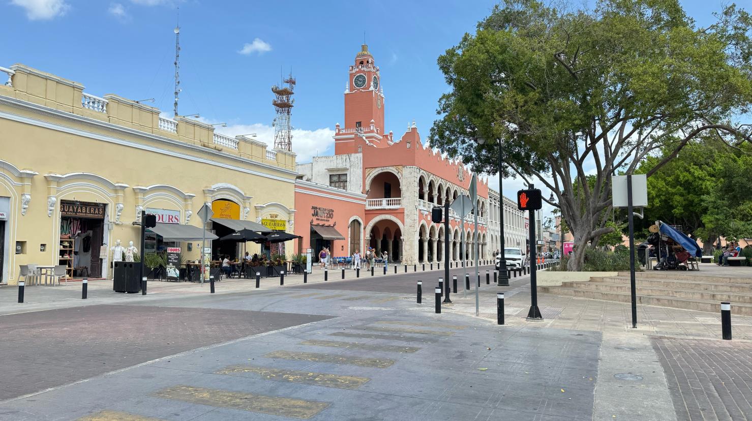 La plaza principal de Mérida lució muy tranquila sin el bullicio diario del pasar de la gente debido al día de asueto.- Fuente Irving Gil