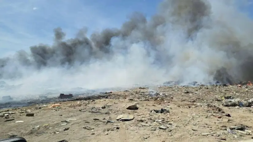 Elementos del Cuerpo de Bomberos de La Paz trabajan para controlar el incendio en el relleno sanitario. Foto: Facebook / AlDía BCS