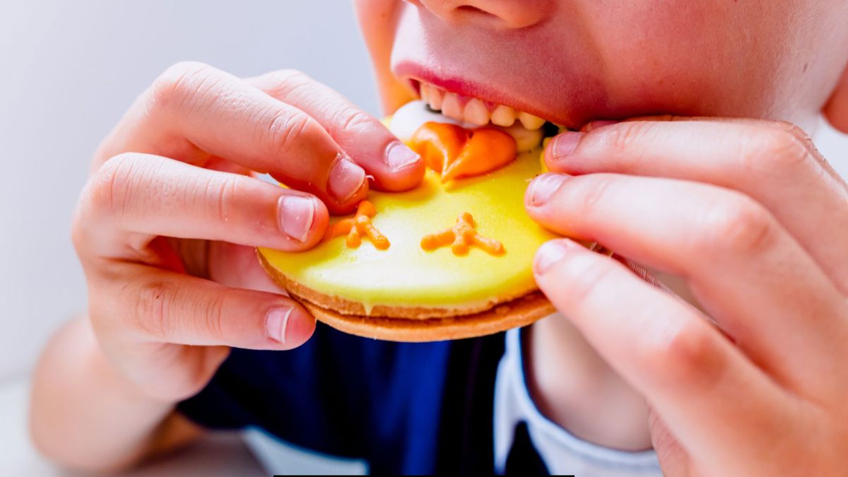 Refrescos y jugos azucarados estarán fuera de las tienditas escolares como parte de la nueva medida. Foto: Canva