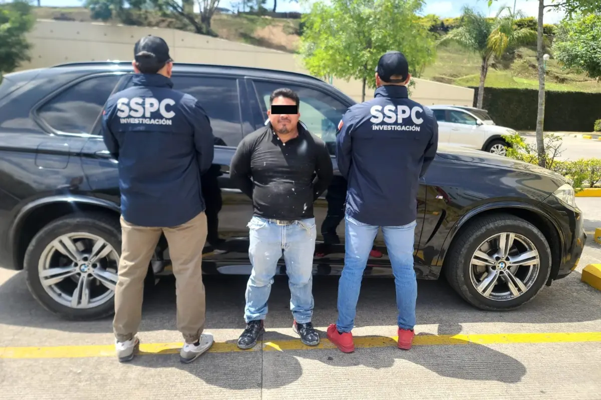 El Veterano siendo resguardado por elementos policiacos Foto: X(Twitter) @OHarfuch