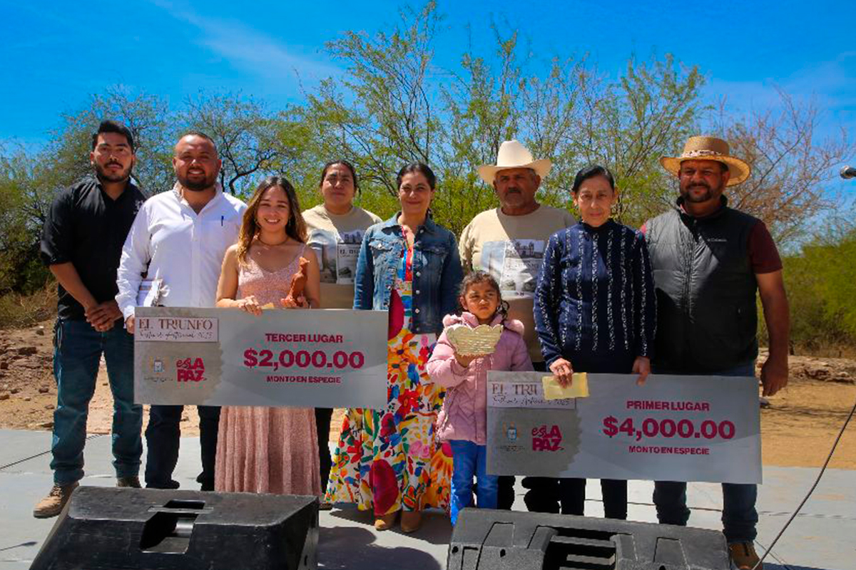 Ellos y ellas son los ganadores del concurso de artesanías. Foto: Turismo Estatal.