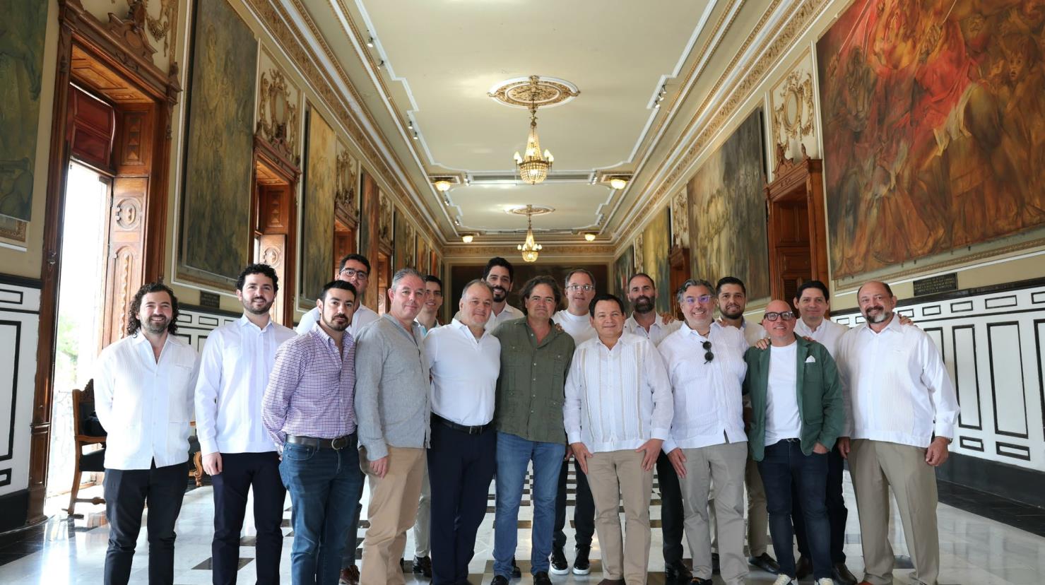 Grupo Hotelero Kavia acompañado del Gobernador de Yucatán, en el Palacio de Gobierno. Foto: @HuachoDíazMena