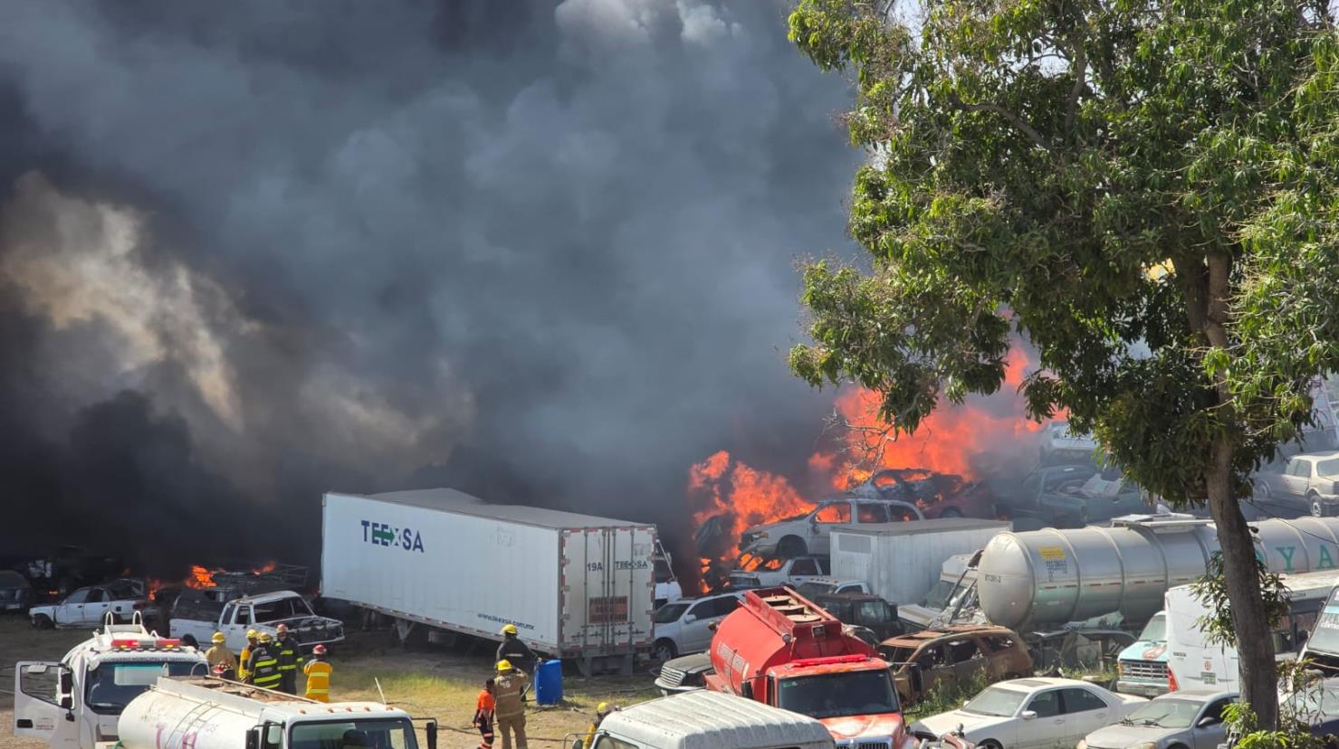 Infernal incendio en Altamira consume cientos de autos en yonke federal